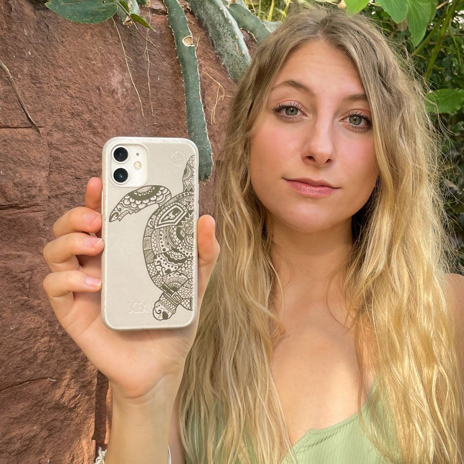 iPhone 15 pro max Hülle - beige - "GREEN TURTLE" - nachhaltig – Ansicht 3