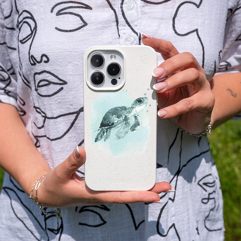 Biologisch abbaubare Handyhülle iPhone 11 Babyturtle — kompostierbar — in der Hand