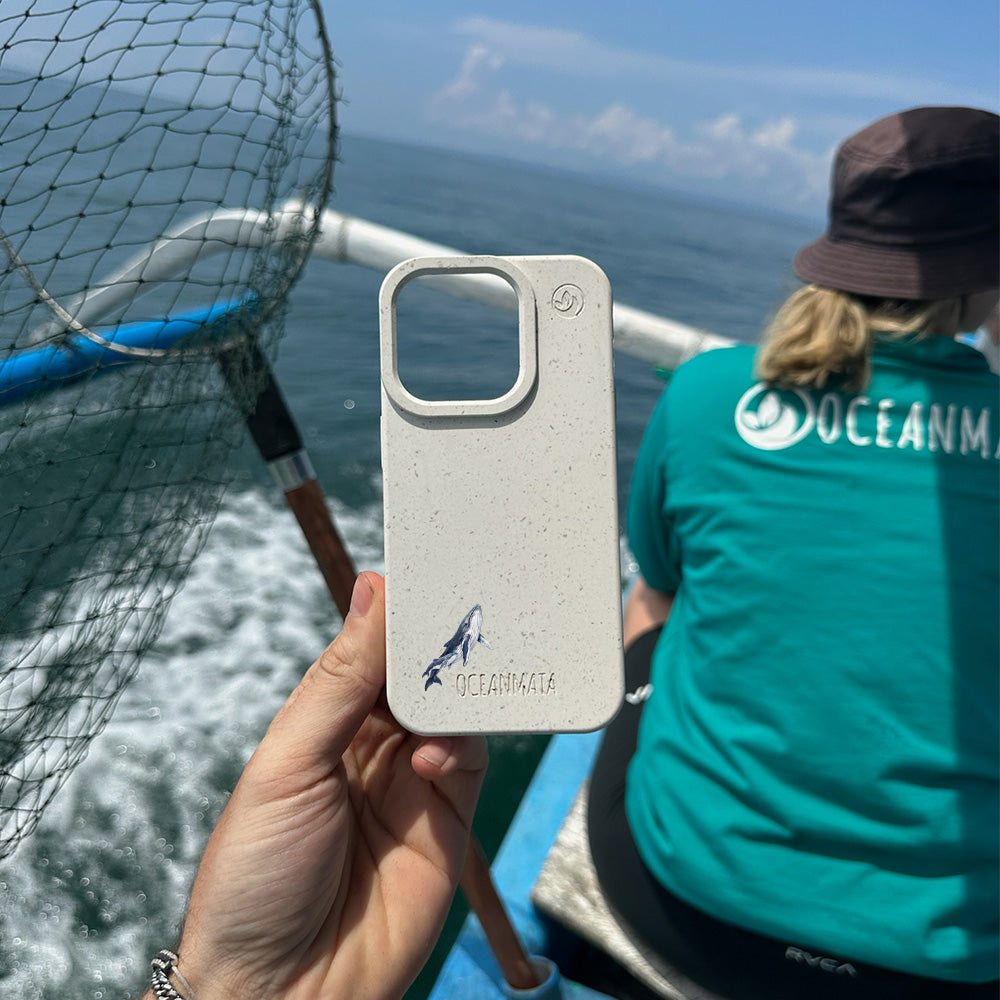 iPhone 12 pro / iPhone 12 Hülle - Buckelwal weiß - "OceanLullaby" - nachhaltig