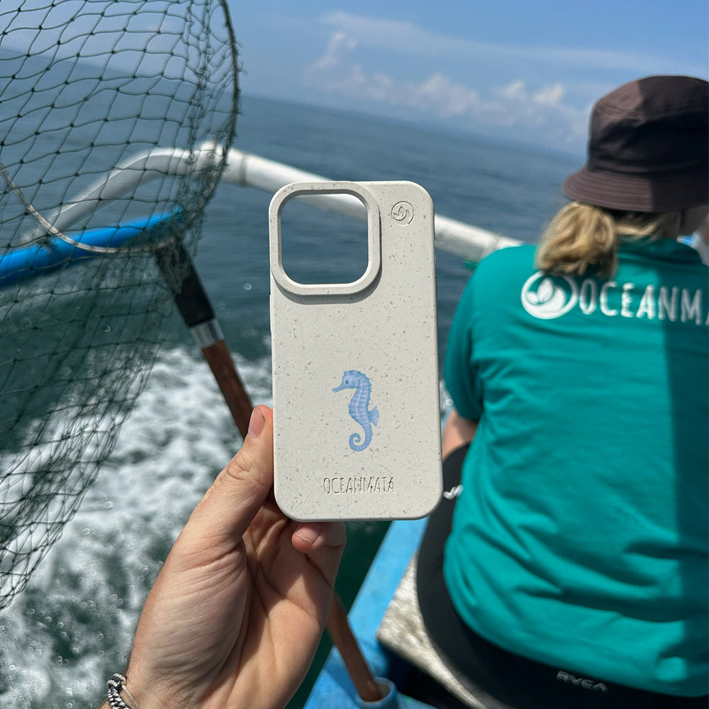 iPhone 16 pro Hülle - Seepferdchen weiß - "SeahorseTale" - nachhaltig