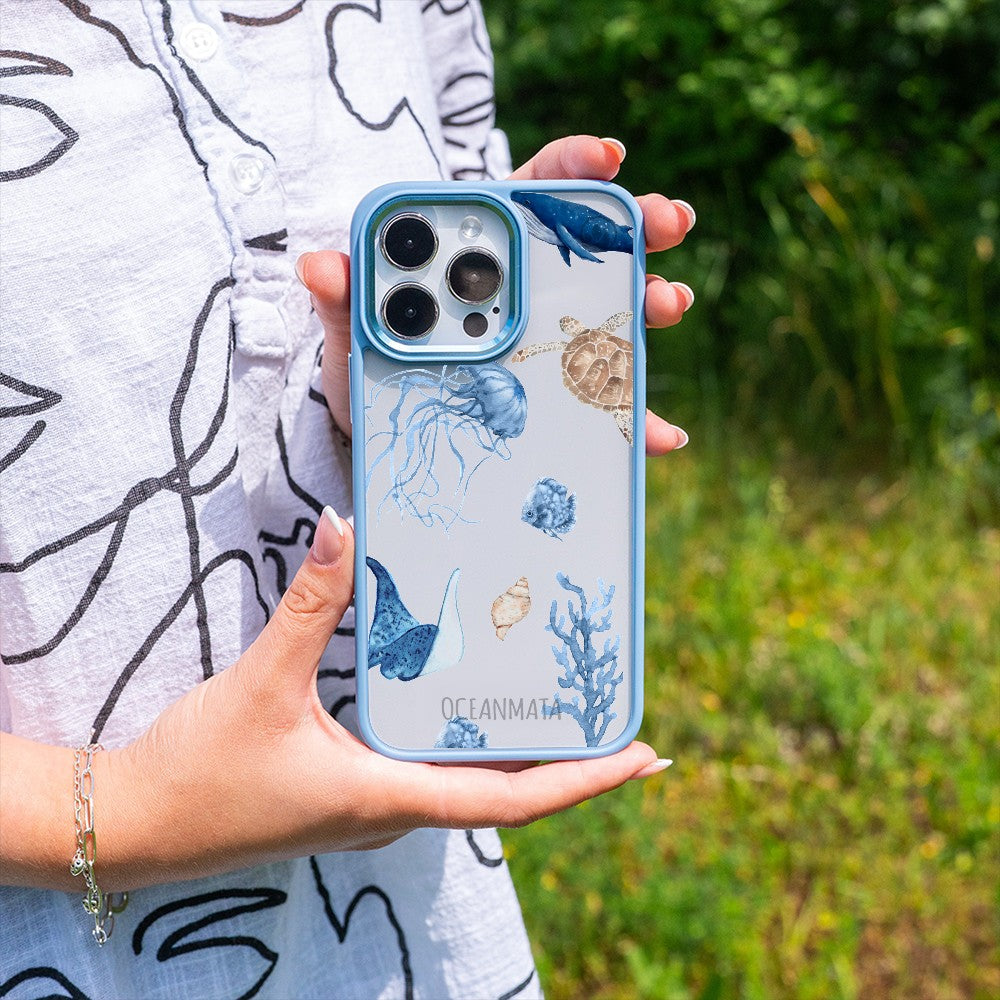 Nachhaltige Handyhülle iPhone 17 Turtleandfriends aus Ocean Plastic — in der Hand