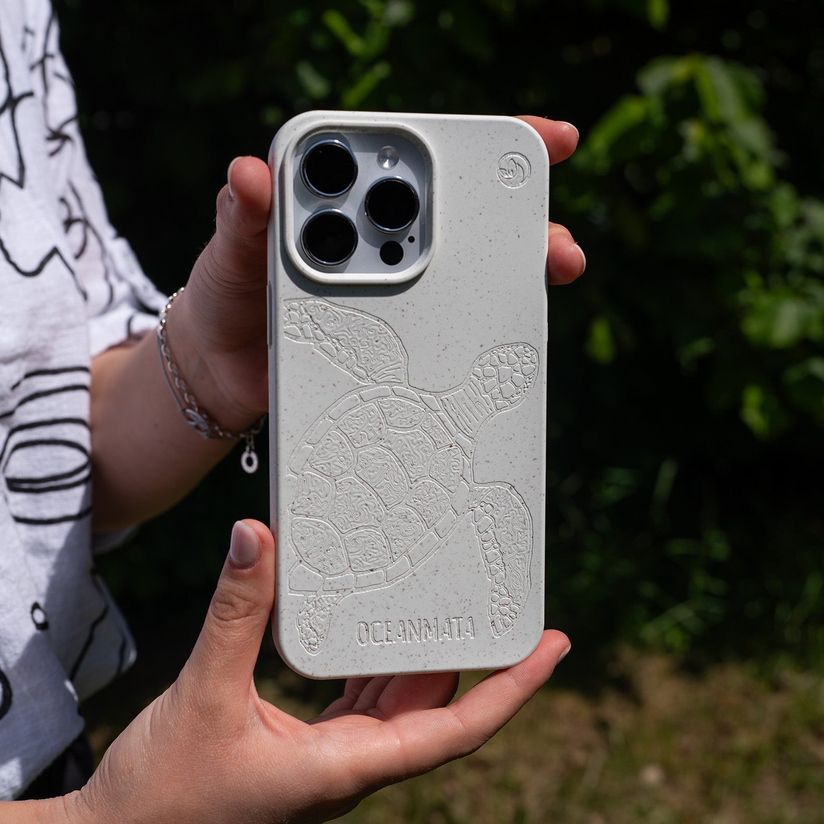 iPhone 15 Hülle - Schildkröte bunt - "Kura-Kura" - nachhaltig