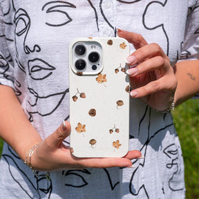 Biologisch abbaubare Handyhülle Google Pixel 9 / 9 Pro Autumnseason — kompostierbar — in der Hand