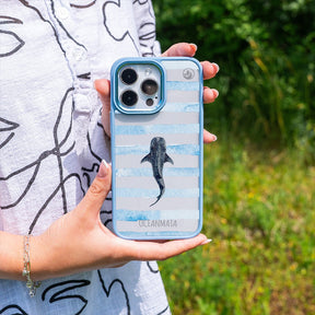 Nachhaltige Handyhülle iPhone 13 Lonewanderer aus Ocean Plastic — in der Hand