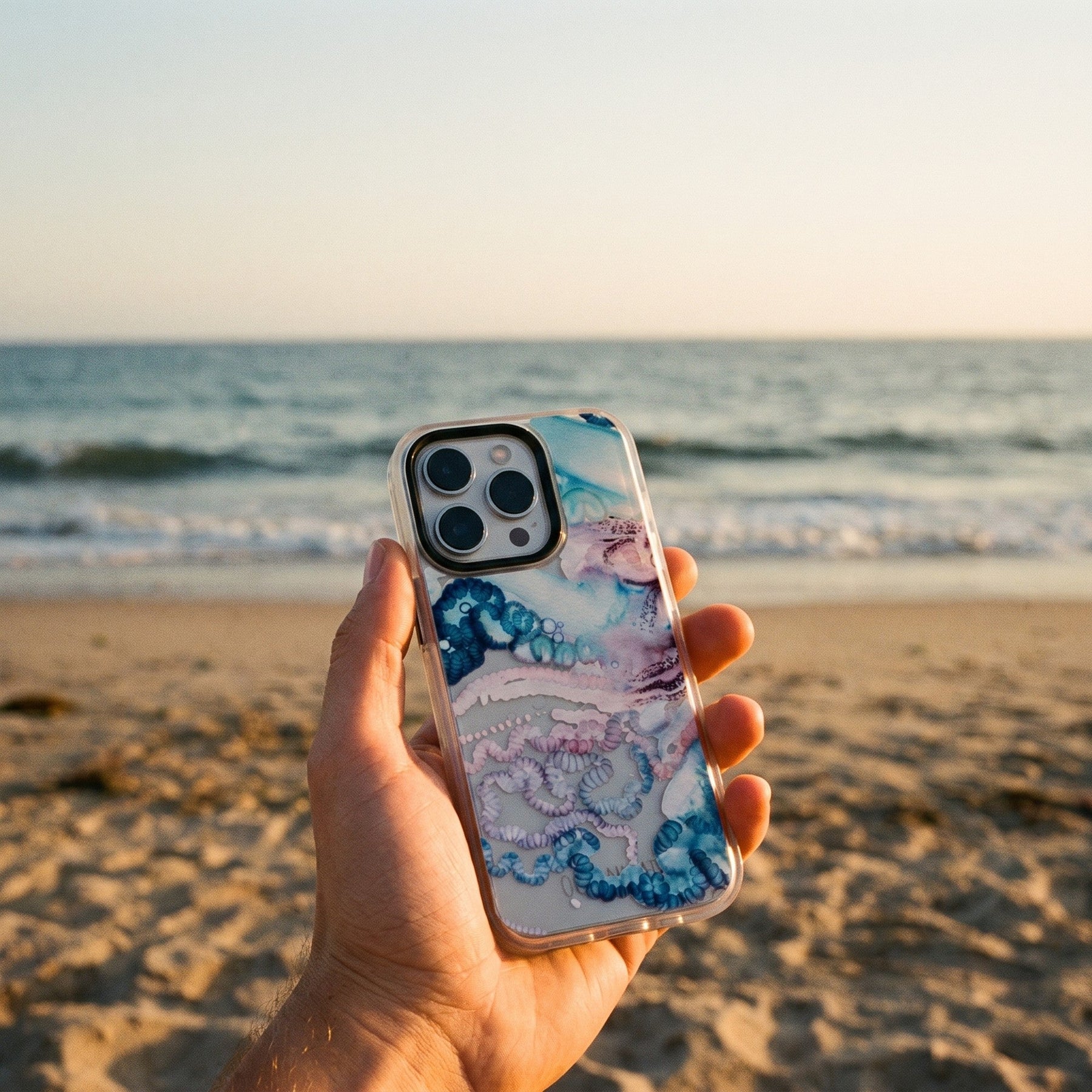 Nachhaltige Handyhülle Samsung S26 Menowar aus Ocean Plastic — in der Hand