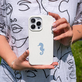 iPhone 15 pro max Hülle - Seepferdchen weiß - "SeahorseTale" - nachhaltig