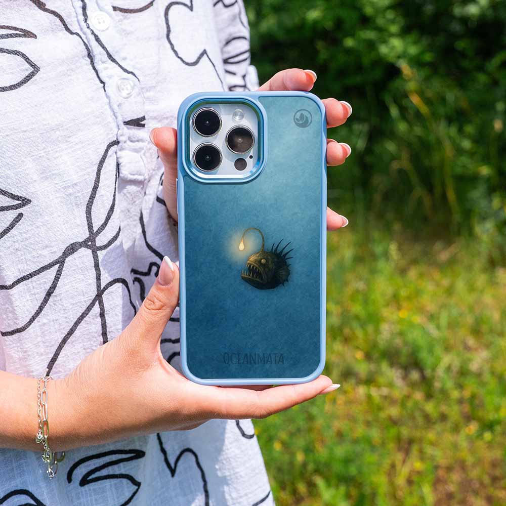 iPhone 13 Hülle - Anglerfisch blau - "Sour" - nachhaltig
