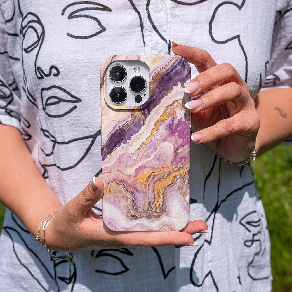 Biologisch abbaubare Handyhülle Samsung S24 Pinkmarble — kompostierbar — in der Hand