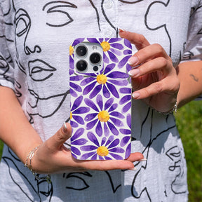 Biologisch abbaubare Handyhülle iPhone 15 pro Purplebloom — kompostierbar — in der Hand