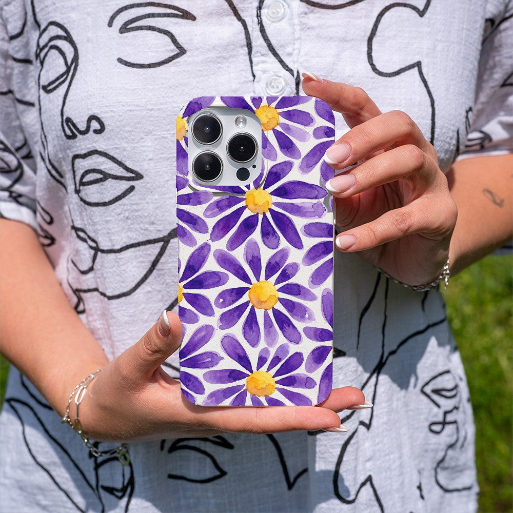 Biologisch abbaubare Handyhülle iPhone 14 pro max Purplebloom — kompostierbar — in der Hand