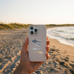 Biologisch abbaubare Handyhülle iPhone 15 pro max Sharkproject — kompostierbar — in der Hand