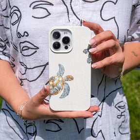 Biologisch abbaubare Handyhülle iPhone 16 pro Turtlegaze — kompostierbar — in der Hand