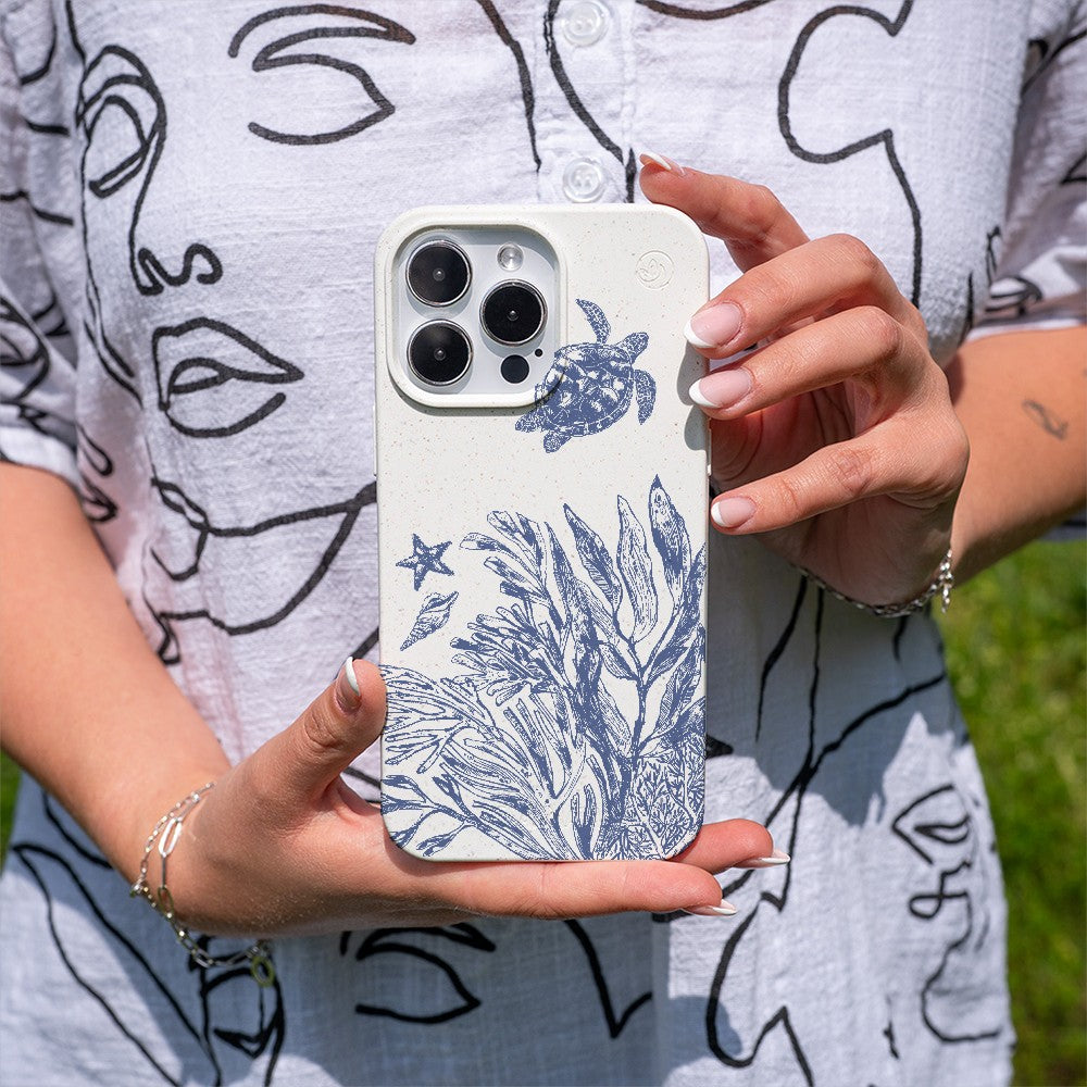 Biologisch abbaubare Handyhülle iPhone 18 Pro Max / 17 Pro Max Whitesilentwaves — kompostierbar — in der Hand