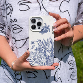 Biologisch abbaubare Handyhülle iPhone 15 pro Whitesilentwaves — kompostierbar — in der Hand